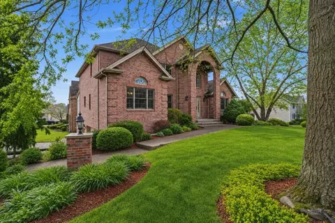 1000 Fawn Valley Dr, Canonsburg, PA 15317