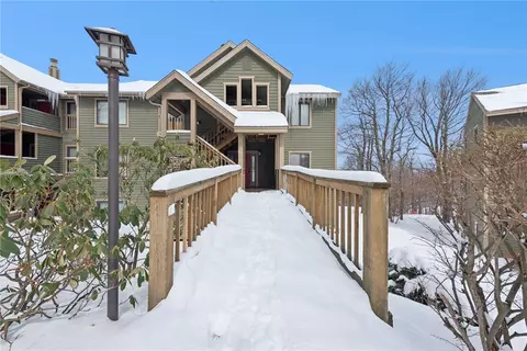 5228 Summit View Ct, Hidden Valley, PA 15502