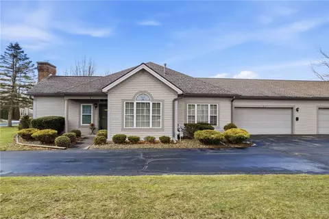 76 Stone Ridge Blvd, Hermitage, PA 16148
