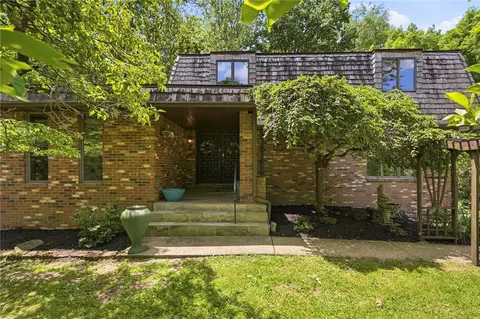 21 W Hillcrest Rd, Eighty Four, PA 15330