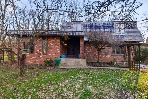 21 W Hillcrest Rd, Eighty Four, PA 15330