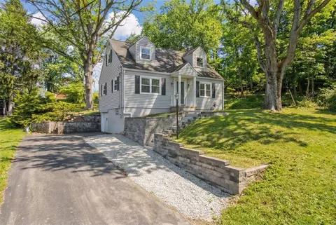 6 Suffolk Dr, Coraopolis, PA 15108