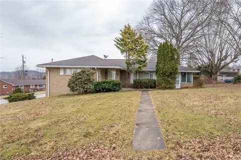 616 Boxwood Dr, Latrobe, PA 15650