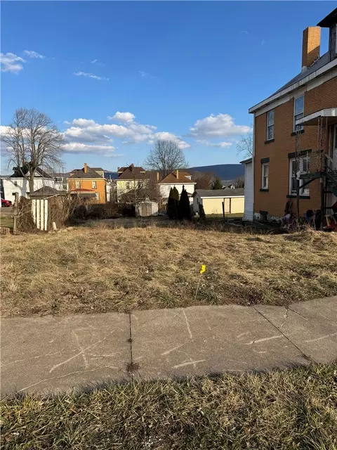 65 Lawn Ave, Uniontown, PA 15401