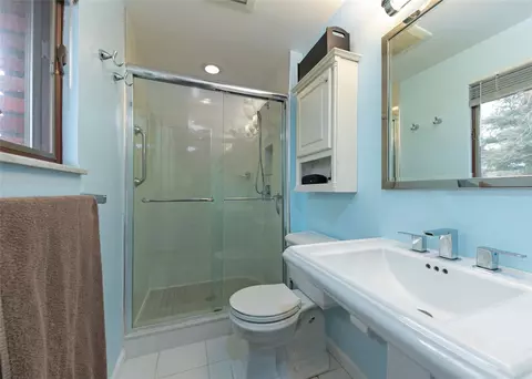 Bath - 1267 Fall Ln, Irwin, PA 15642 photo 3 of 4