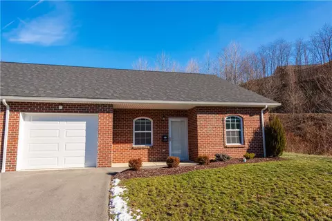 201 Adia Ln #15, Lower Burrell, PA 15068