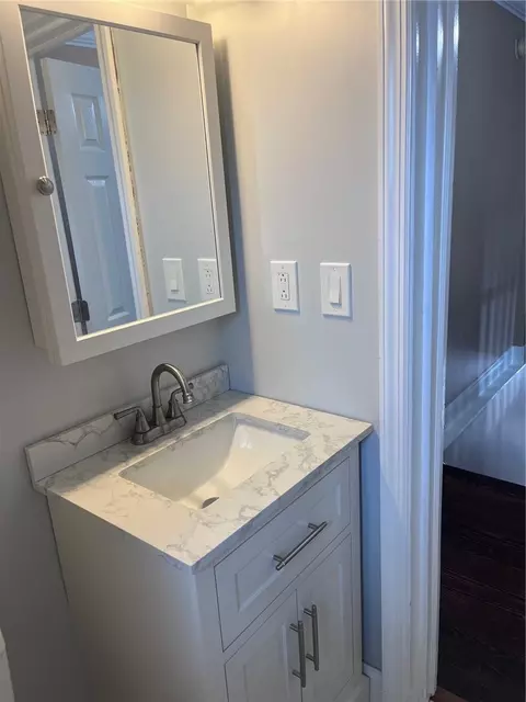 Bath - 4136 Winterburn Ave, Pittsburgh, PA 15207 photo 2 of 2
