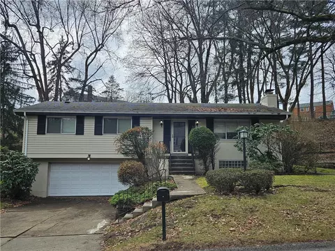 221 Thornberry Dr, Pittsburgh, PA 15235