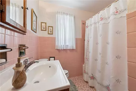 Bath - 2122 Elizabeth Ct, Export, PA 15632 photo 1 of 2