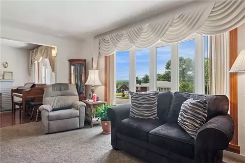 Living - 2122 Elizabeth Ct, Export, PA 15632 photo 1 of 3