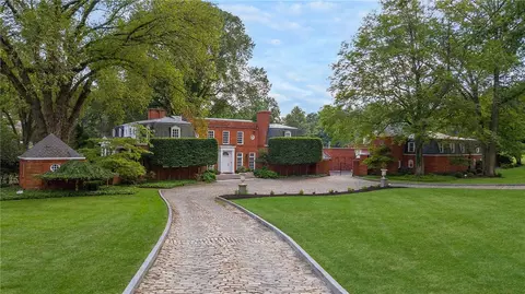 898 Persimmon Rd, Sewickley, PA 15143