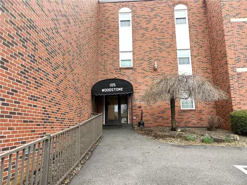 105 Woodstone Ln #71, New Kensington, PA 15068