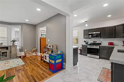 Entry Way - 107 Sumner Ave, Vandergrift, PA 15690 photo 3 of 5