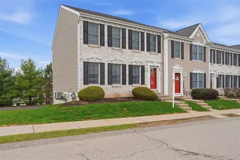 38 Castleview Dr, Mckees Rocks, PA 15136