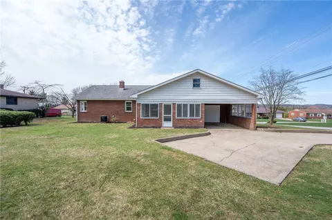 1104 Lakeview Dr, Latrobe, PA 15650