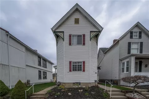 28 Penn Ave, Irwin, PA 15642