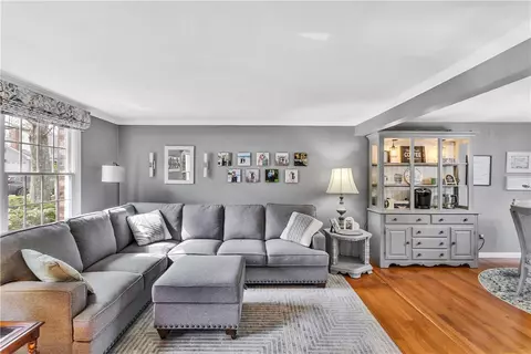 Living - 9 Quail Ct, Export, PA 15632 photo 3 of 4
