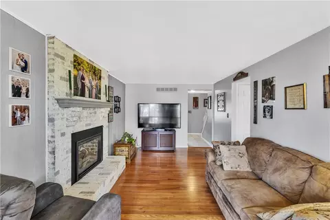 Living - 9 Quail Ct, Export, PA 15632 photo 4 of 4