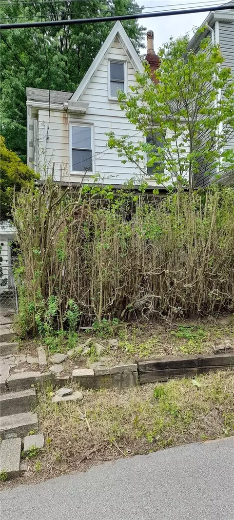458 Wyola St, Pittsburgh, PA 15211