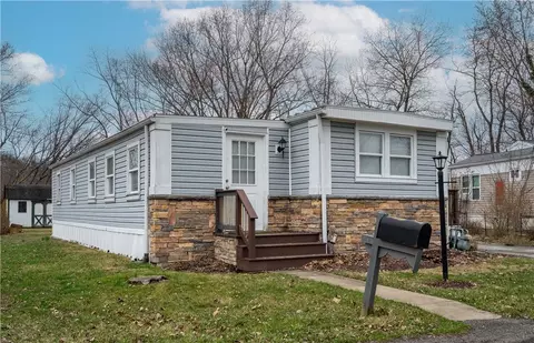 26 Circle Dr, Finleyville, PA 15332