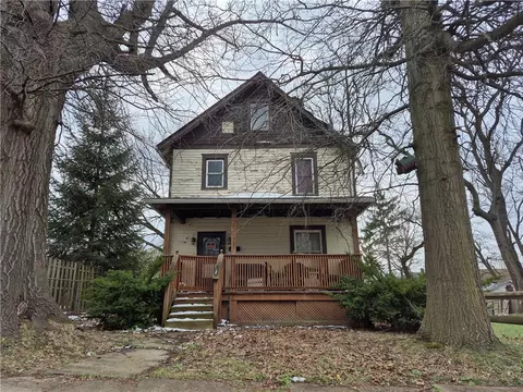 689 S State Line Rd, Sharon, PA 16146