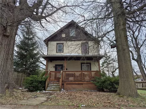 689 S State Line Rd, Sharon, PA 16146