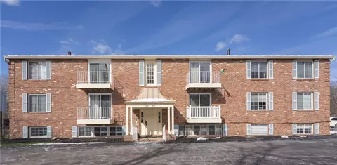 330 New World Dr, Clairton, PA 15025