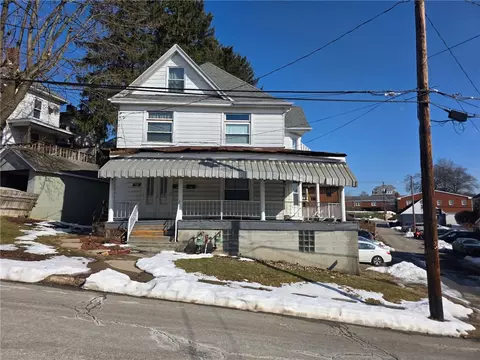 725 Pine St, Irwin, PA 15642 photo 2