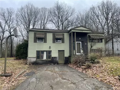 1316 Skyline Dr, Hermitage, PA 16148