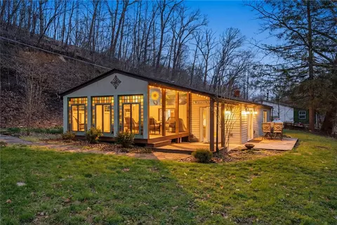 142 Twin Lakes Dr, Zelienople, PA 16063