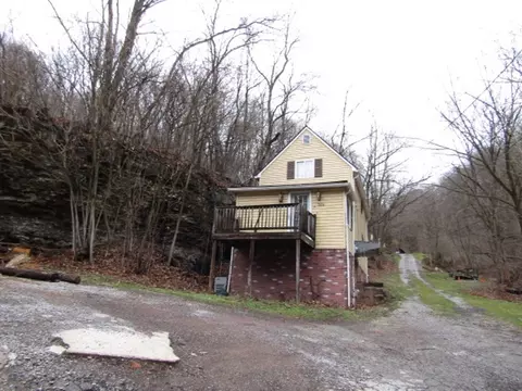 355 Days Run Rd, Tarentum, PA 15084