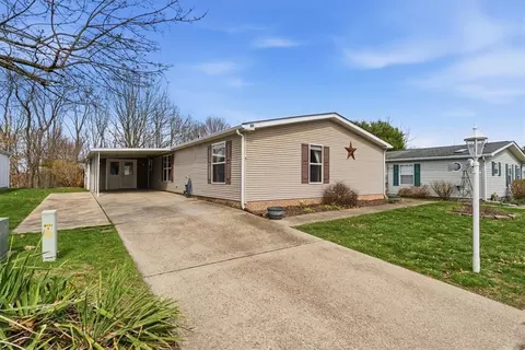 20 W Rock Lake Ct, Zelienople, PA 16063