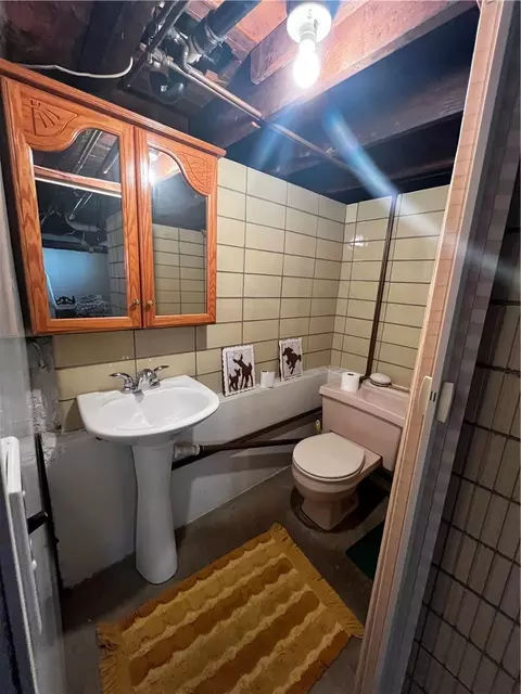 Bath - 406 Walnut St, Vandergrift, PA 15690 photo 5 of 5