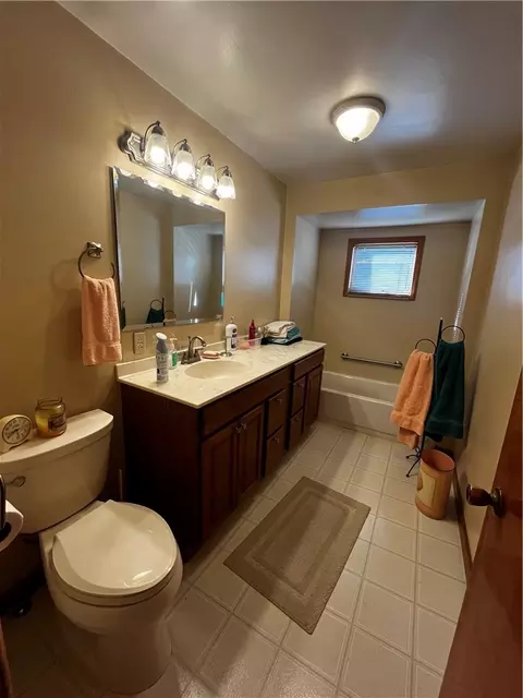 Bath - 406 Walnut St, Vandergrift, PA 15690 photo 3 of 5