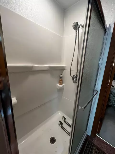 Bath - 406 Walnut St, Vandergrift, PA 15690 photo 1 of 5