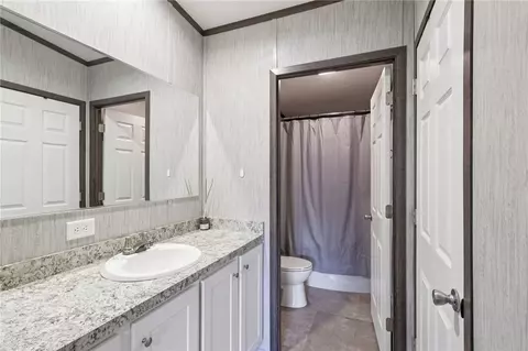 Bath - 996 Monaca Rd, Monaca, PA 15061 photo 2 of 3