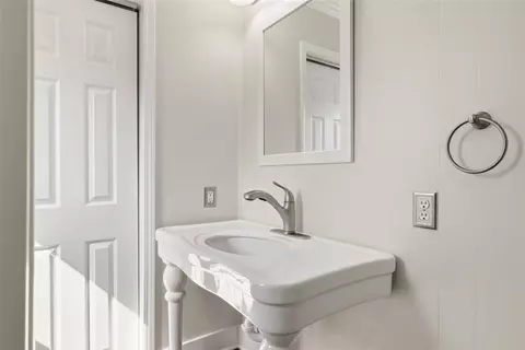Bath - 200 Clark St, Mars, PA 16046 photo 2 of 4