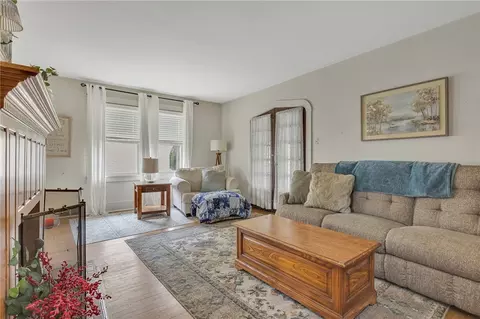 Living - 140 Navigation St, Beaver, PA 15009 photo 2 of 3