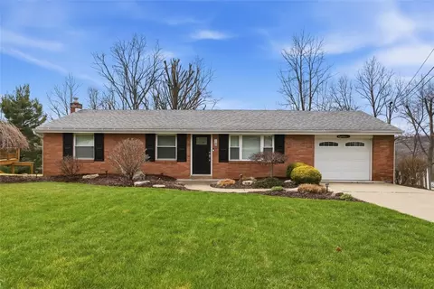 18 Crestwood Dr, Cecil, PA 15321