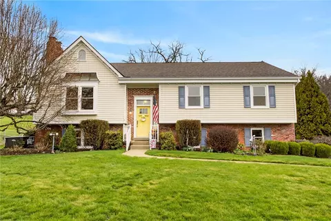111 Ammons Dr, Canonsburg, PA 15317