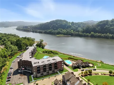 1 1st St #209, Oakmont, PA 15139