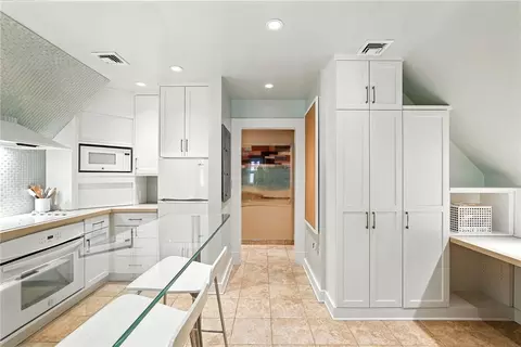 Kitchen - 400 Devonshire St, Pittsburgh, PA 15213 photo 6 of 7