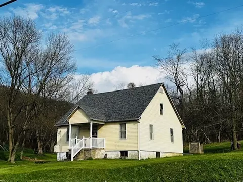 2440 Racetrack Rd, New Stanton, PA 15672