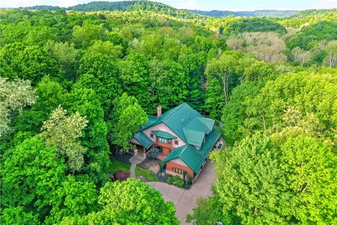 132 Twin Oaks Ln, Trafford, PA 15085