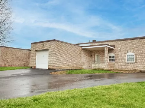 2750 Iowa Dr #14, New Kensington, PA 15068