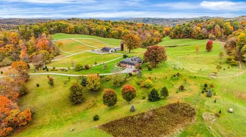 150 Holsing Ln, Tarentum, PA 15084
