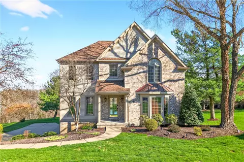 2121 W Grove Dr, Gibsonia, PA 15044