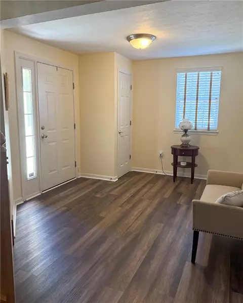 Entry Way - 425 Georgetown Ct, Seven Fields, PA 16046 photo 2 of 3