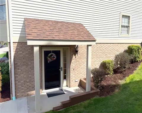Exterior - 425 Georgetown Ct, Seven Fields, PA 16046 photo 3 of 8
