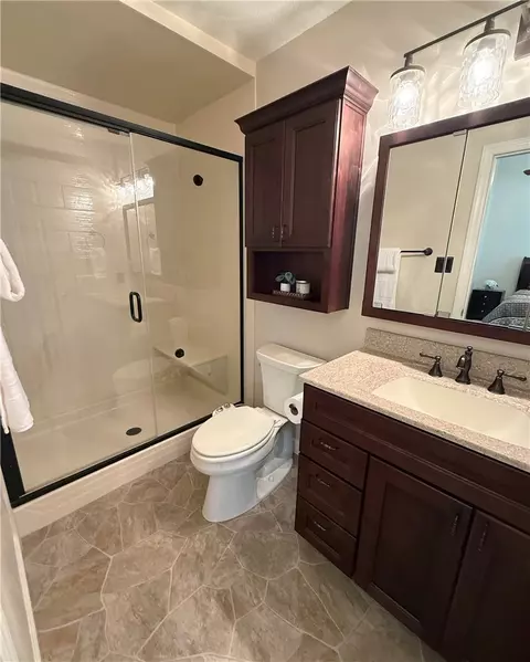 Bath - 425 Georgetown Ct, Seven Fields, PA 16046 photo 2 of 3